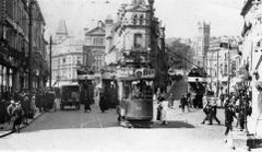 Trams-at-the-Memorial-1906.